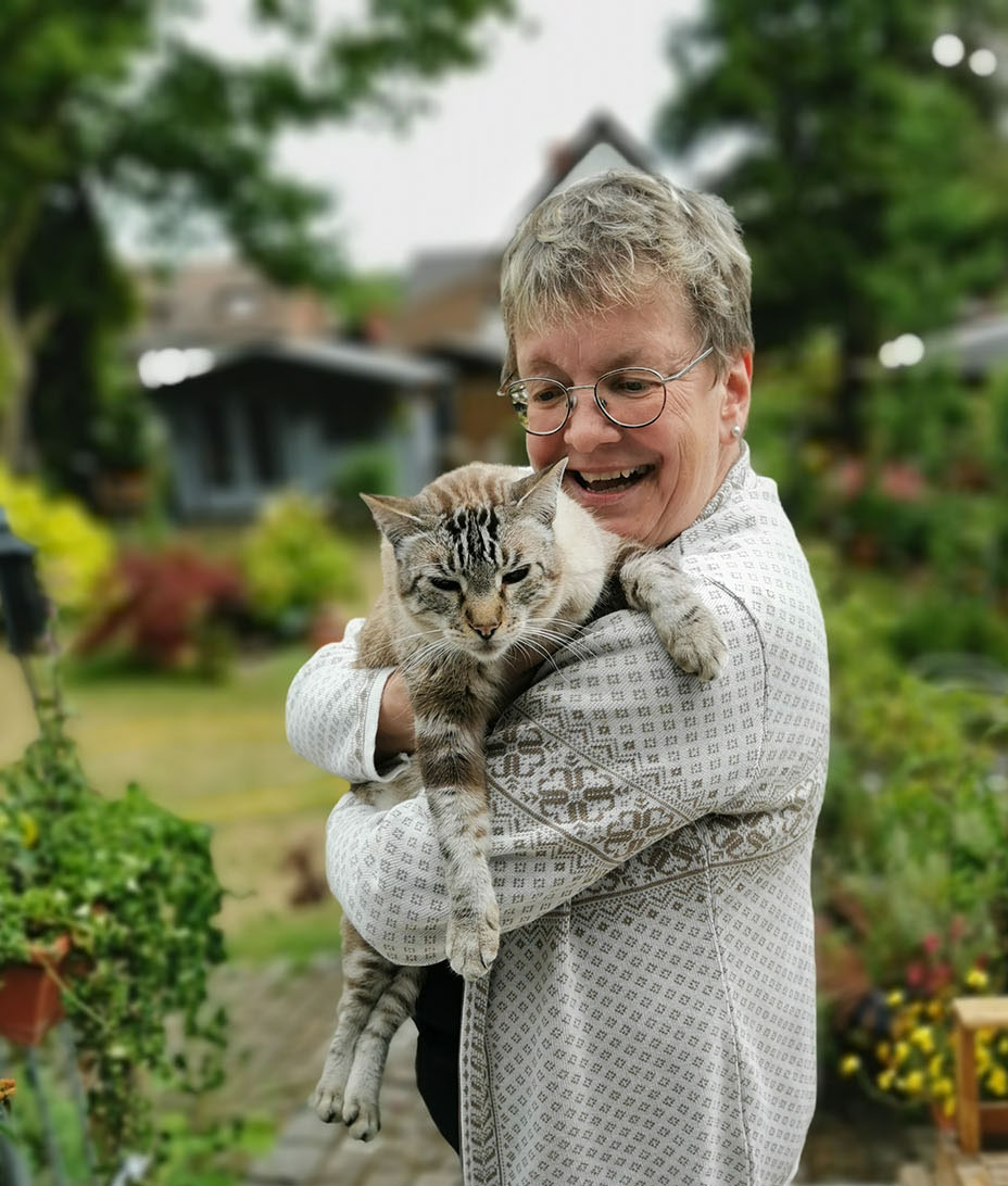 Tierische Ernährungsberaterin Claudia Eret aus Herten mit Katze auf dem Arm